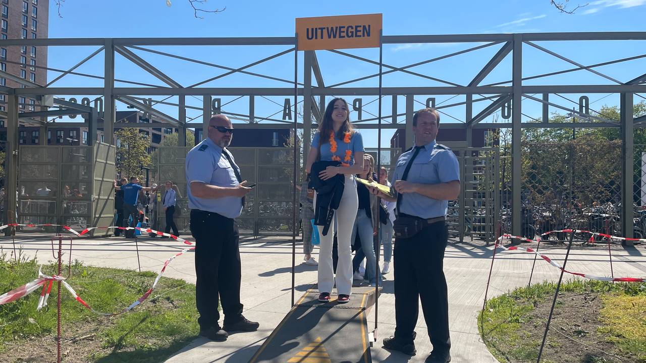 De Tilburg Cowboys wegen bezoekers voordat ze het Spoorpark in gaan.