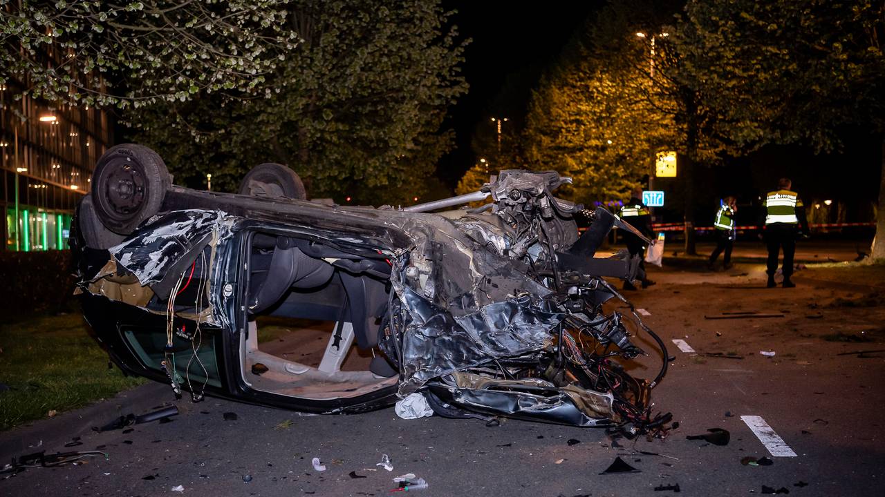 Auto volledig verwoest na botsing op boom, man zwaargewond.
