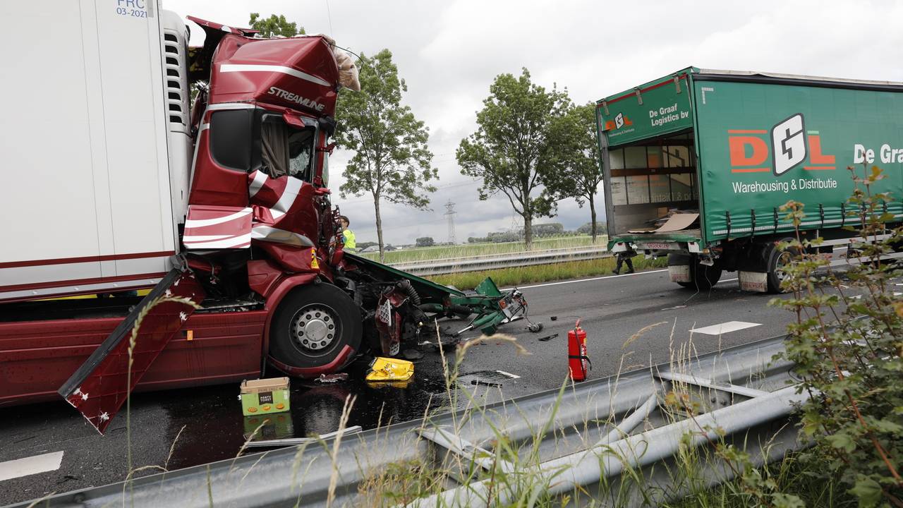 Vier gewonden bij ongeluk met vrachtwagens op A17, weg urenlang dicht.