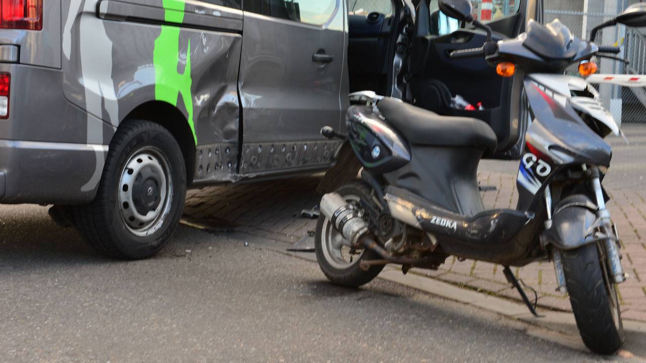 112-nieuws: Scooterrijder gewond bij ongeluk in Breda.
