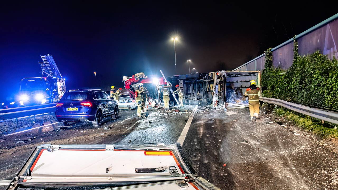 Camion renversé après une collision avec une voiture : la route est pleine de pattes de poulet