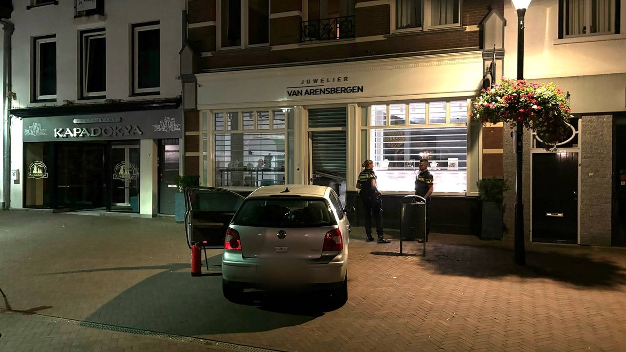 De gevel van de juwelierszaak in Boxmeer werd geramd met een auto (foto: Marco van den Broek/SQ Vision).