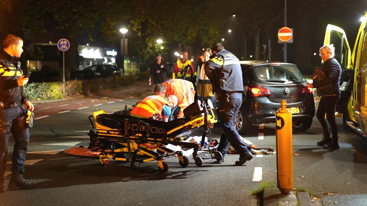 De motorrijder is verzorgd en naar een ziekenhuis gebracht (foto: Erik Haverhals/SQ Vision).
