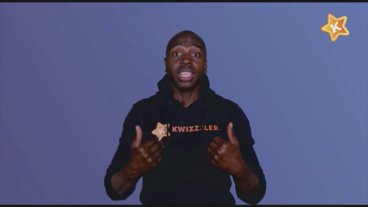 Cabaretier Steven Brunswijk als quizmaster in zijn eigen app.