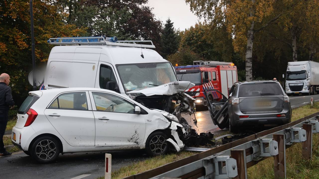 Vier Auto s Botsen Op Rondweg In Uden Omroep Brabant