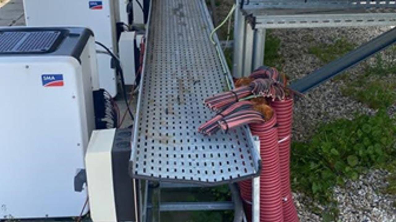 Deze kabelgoot op zonnepark De Vlaas in Deurne ligt normaal vol kabels (foto: zonnepark De Vlaas).