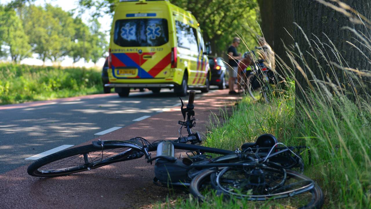 De fietser werd geschept door een automobilist op de Griendtsveenseweg in Deurne (foto: Walter van Bussel/SQ Vision).