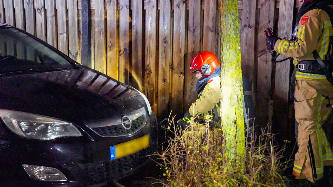 Door het snelle ingrijpen van buurtbewoners bleef de schade aan de auto in Helmond beperkt (foto: Harrie Grijseels/SQ Vision).