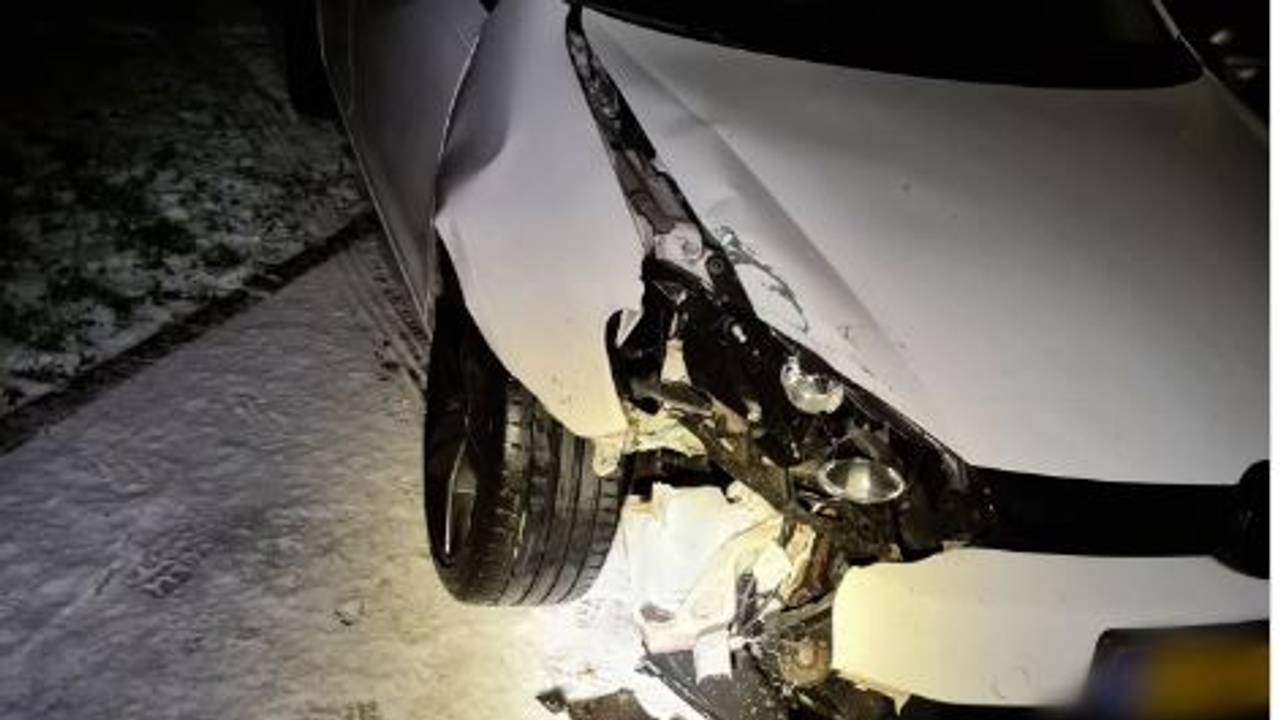 De auto crashte op de Hamsesticht in Dongen (foto: Instagram politie Langstraat)