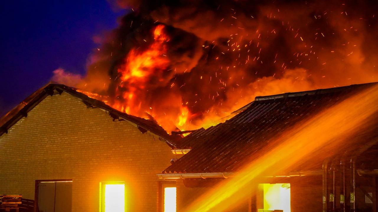 De brand gaat gepaard met veel rook (foto: Persbureau Heitink).