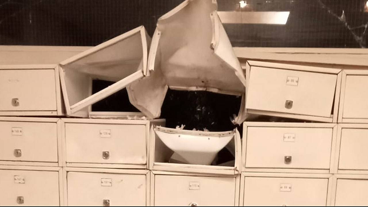 De schade aan de binnenkant van het complex.