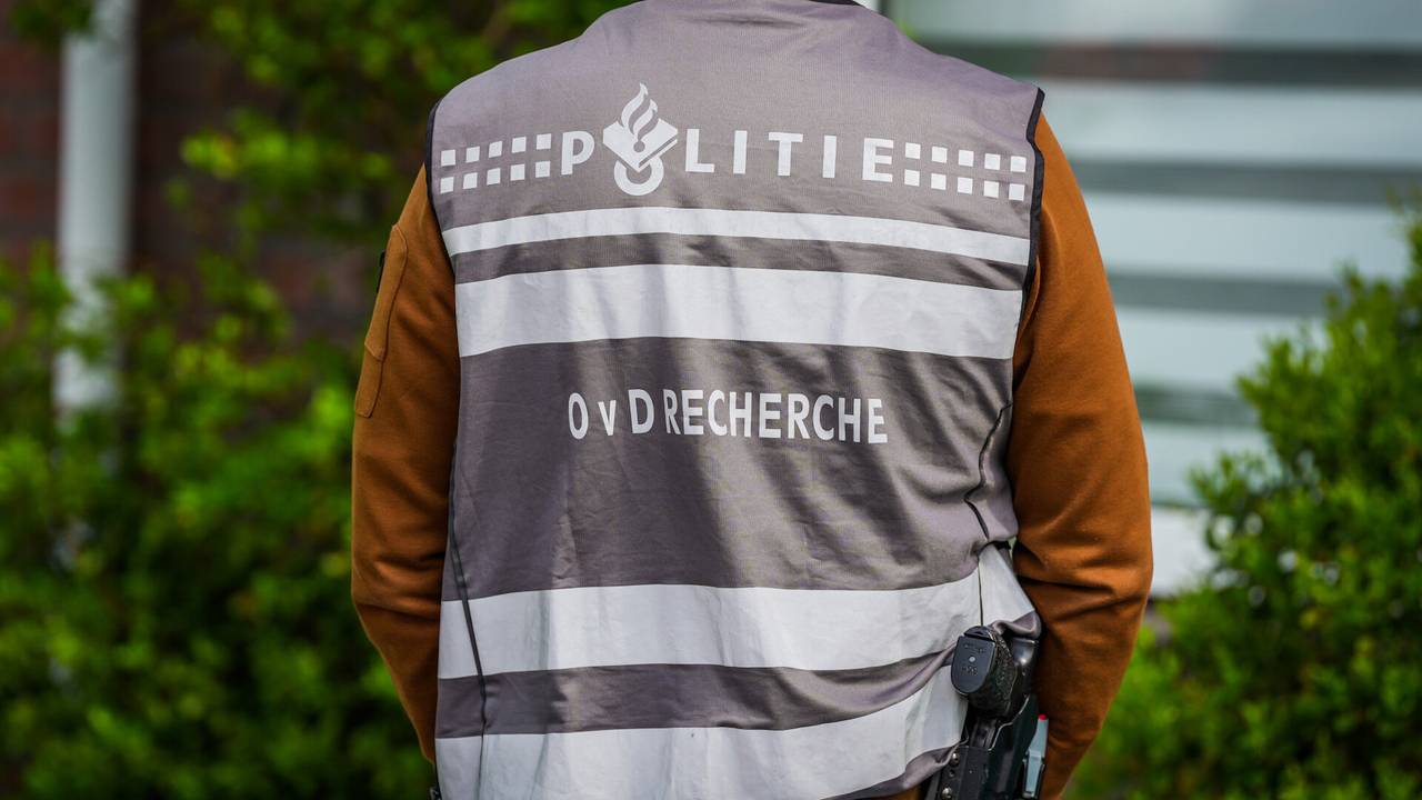 De recherche doet onderzoek bij het huis aan de Botenlaan in Eindhoven (foto: Sem van Rijssel/SQ Vision).