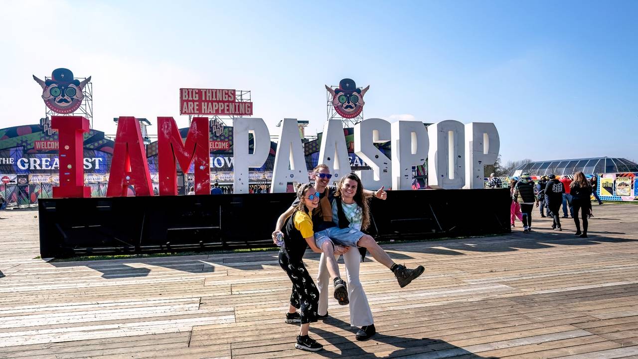 Les visiteurs de Paaspop apprécient la musique du festival et les uns les autres