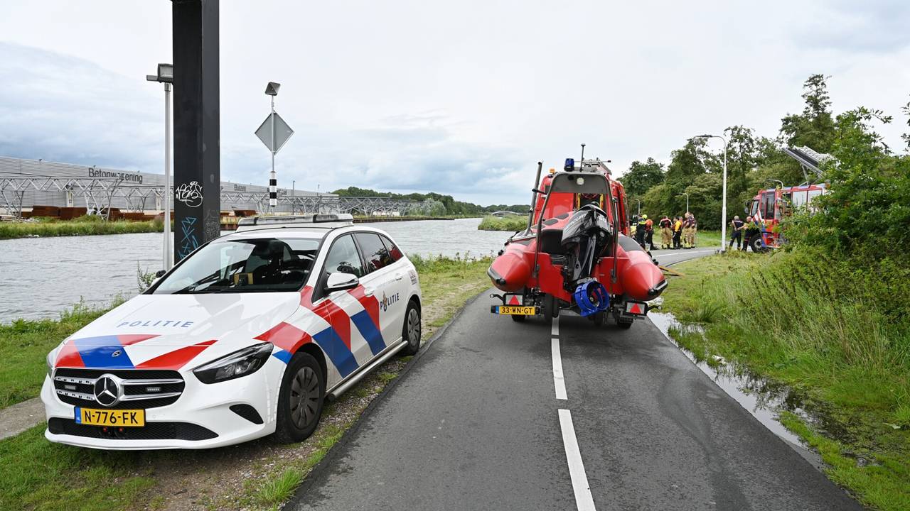 Er zijn flink wat hulpdiensten aanwezig bij het Wilhelminakanaal in Tilburg (foto: Toby de Kort/SQ Vision).