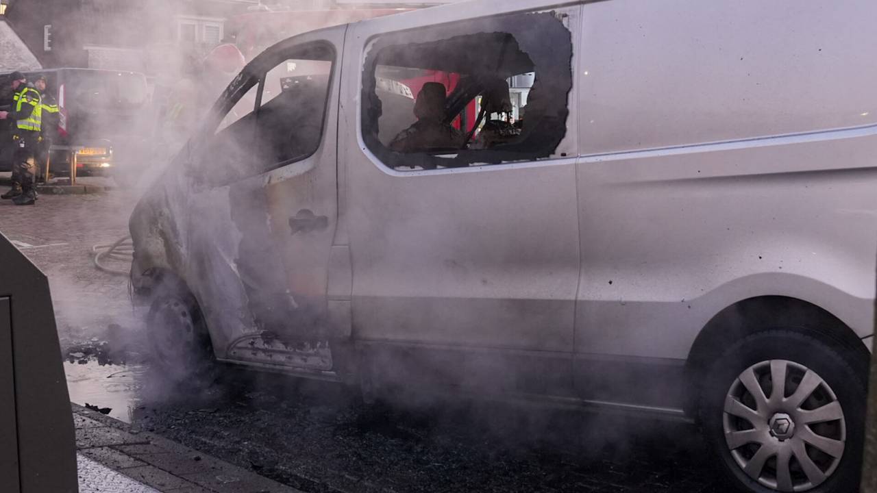Het brandende busje (foto: Harrie Grijseels/SQ Vision).