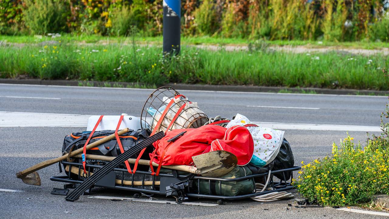 De imperiaal die van de auto afviel (foto: Tom van der Put/Persbureau Heitink).