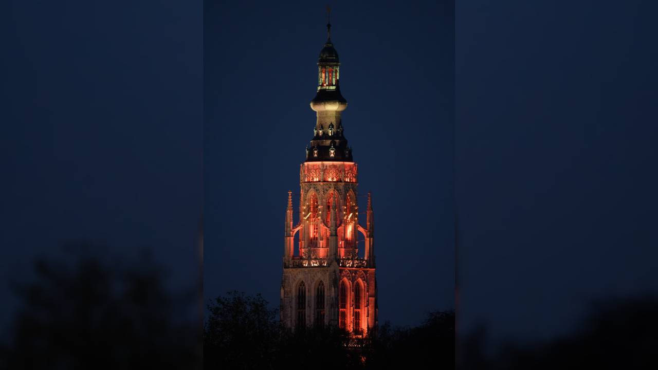 De Grote Kerk in Breda is oranje verlicht (foto: Gemeente Breda).