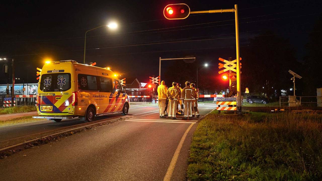 Vanwege de aanrijding op het spoor reden er urenlang geen treinen tussen Eindhoven en Weert (foto: WdG/SQ Vision).