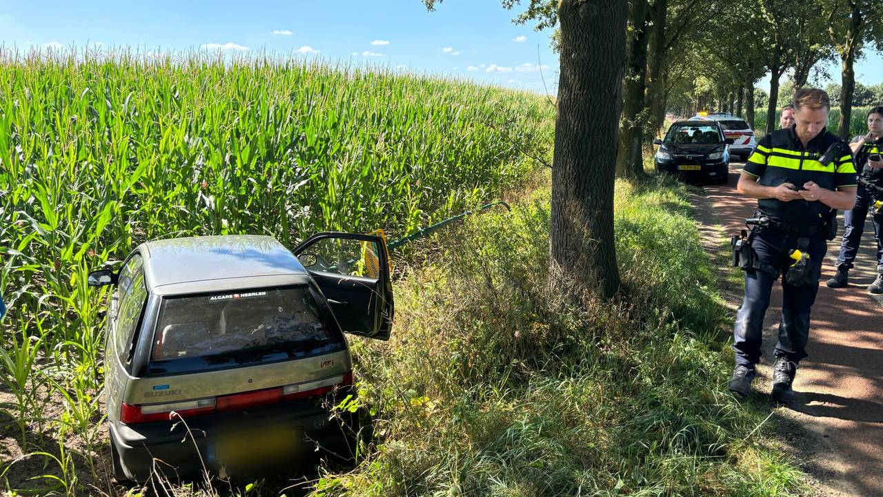 Een moeder en kind zijn na het ongeluk op de Wanroijseweg naar een ziekenhuis gebracht (foto: Marco van den Broek/SQ Vision)