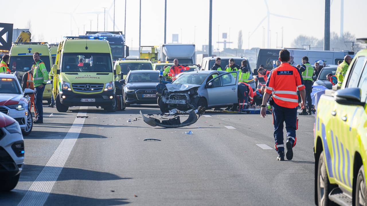 Het verkeer werd lange tijd opgehouden (foto: Christian Traets/SQ Vision).