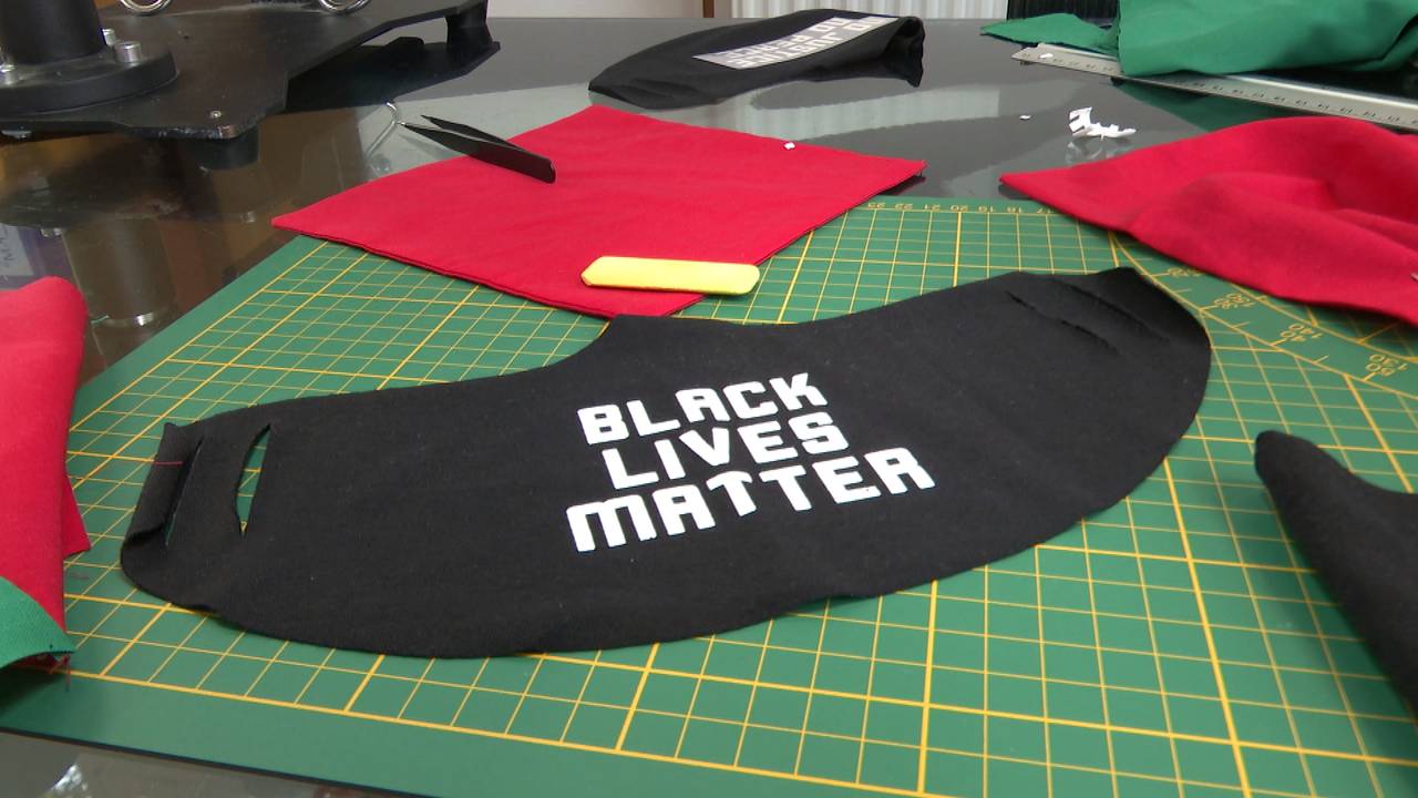 Een van de mondkapjes die Glenn maakt.