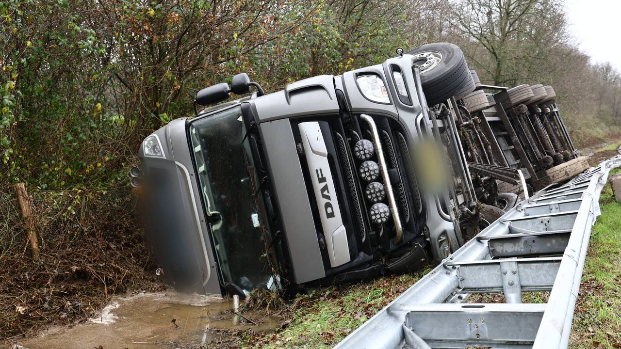 Flinke vertraging door gekantelde vrachtwagen op de A73 bij Cuijk.
