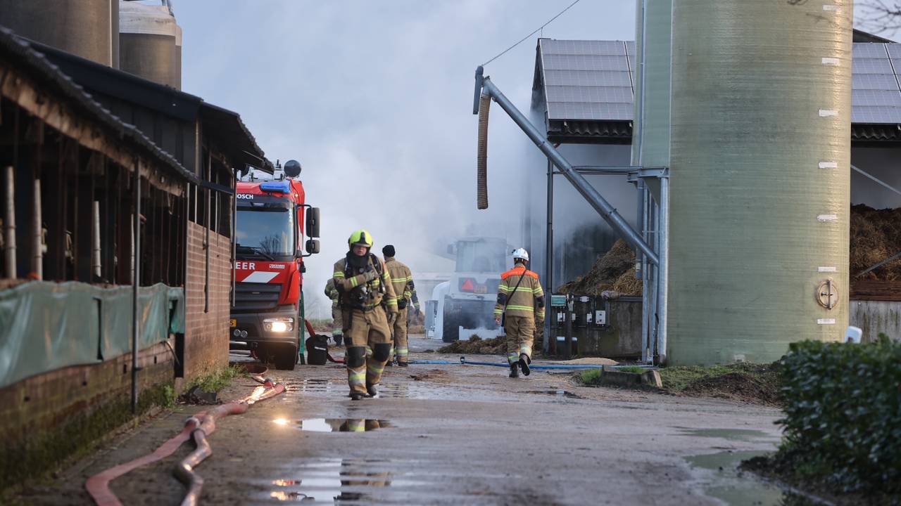 Bij de brand in de mestopslag kwam veel rook vrij (foto: Bart Meesters).