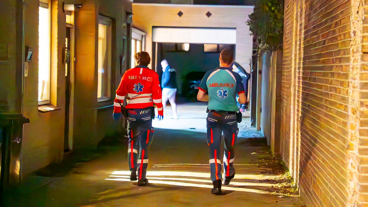 Ambulancemedewerkers in de weer (foto: Gabor Heeres/SQ Vision).