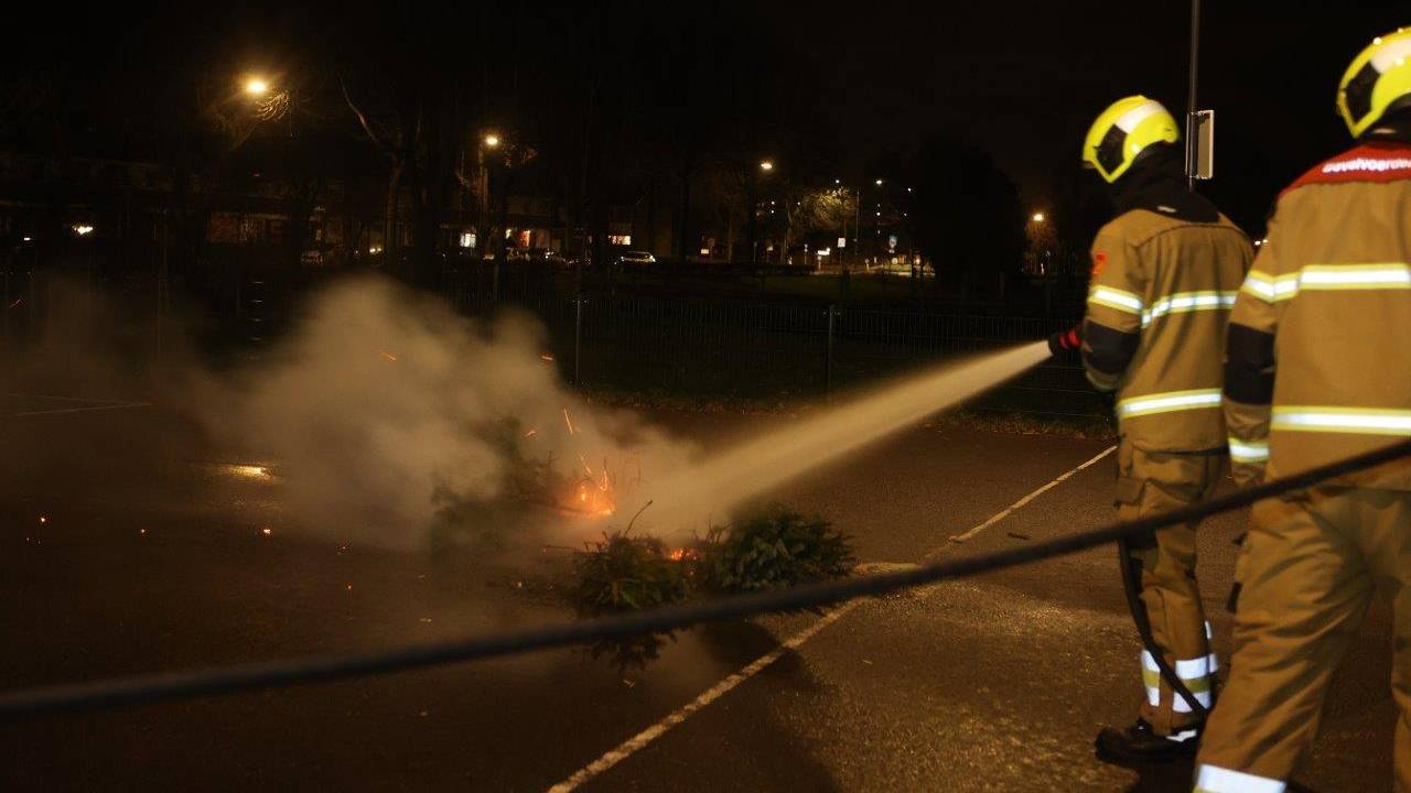 De brandweer bluste de kerstbomen in Vught (foto: Bart Meesters).
