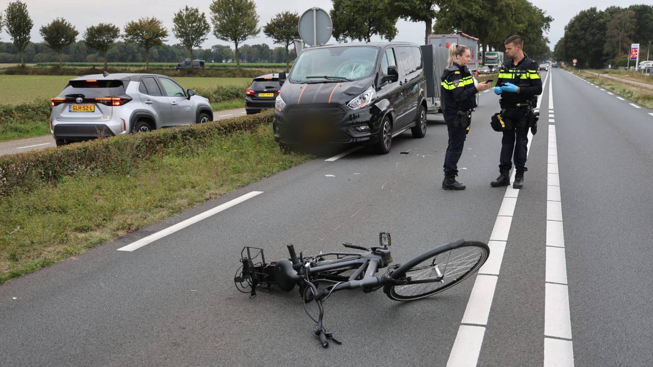 Fietser gewond bij botsing met busje, N272 dicht