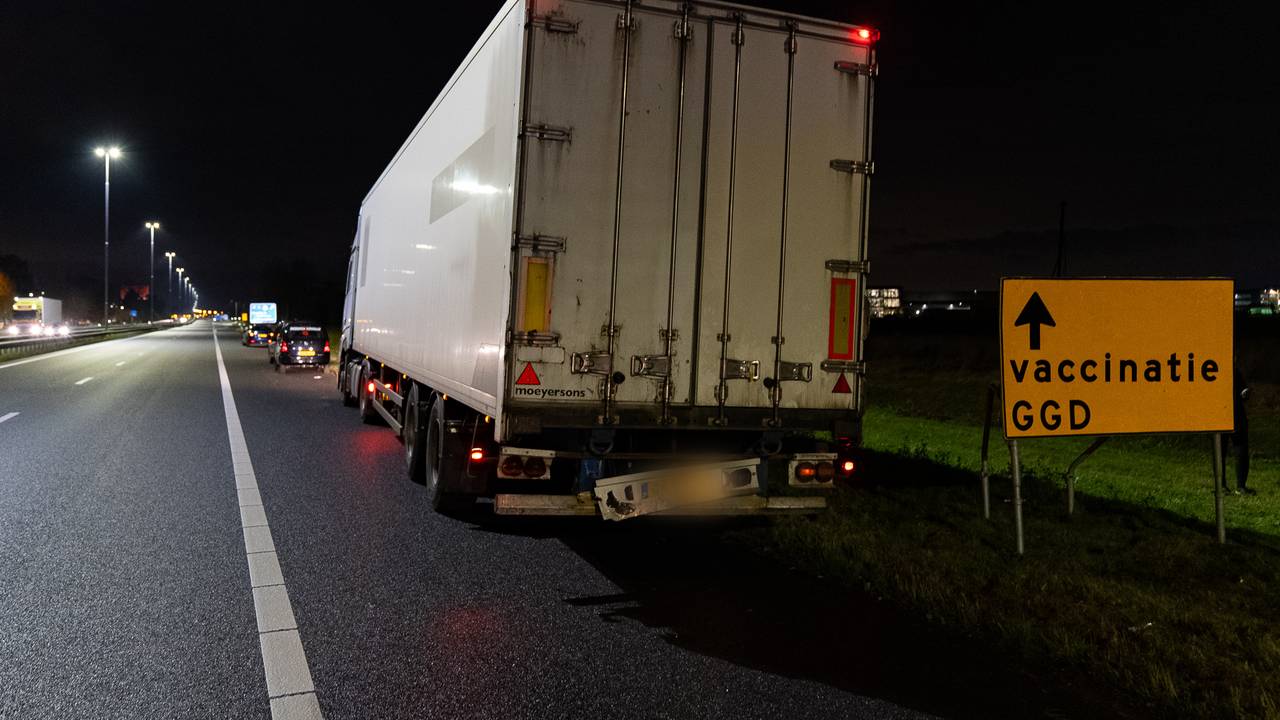 De vrachtwagen raakte nauwelijks beschadigd (foto: Iwan van Dun/SQ Vision Mediaprodukties).