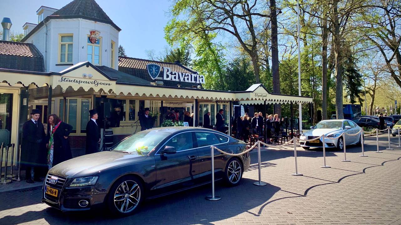 Drukte bij het afscheid van horecaman Willie Welten (Foto: Jan Burgmans).