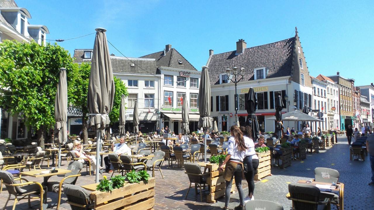 Een Bredaas terras in coronatijd (foto: Henk Voermans).