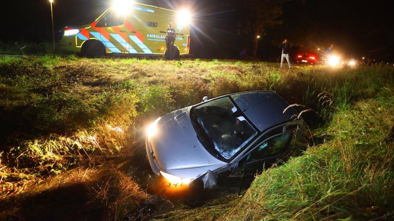 De auto die in Oudheusden in een sloot terechtkwam (foto: Bart Meesters/Meesters Multi Media/SQ Vision).