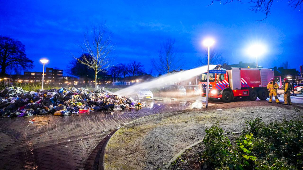 De brandweer blust het afval (foto: SQ Vision).
