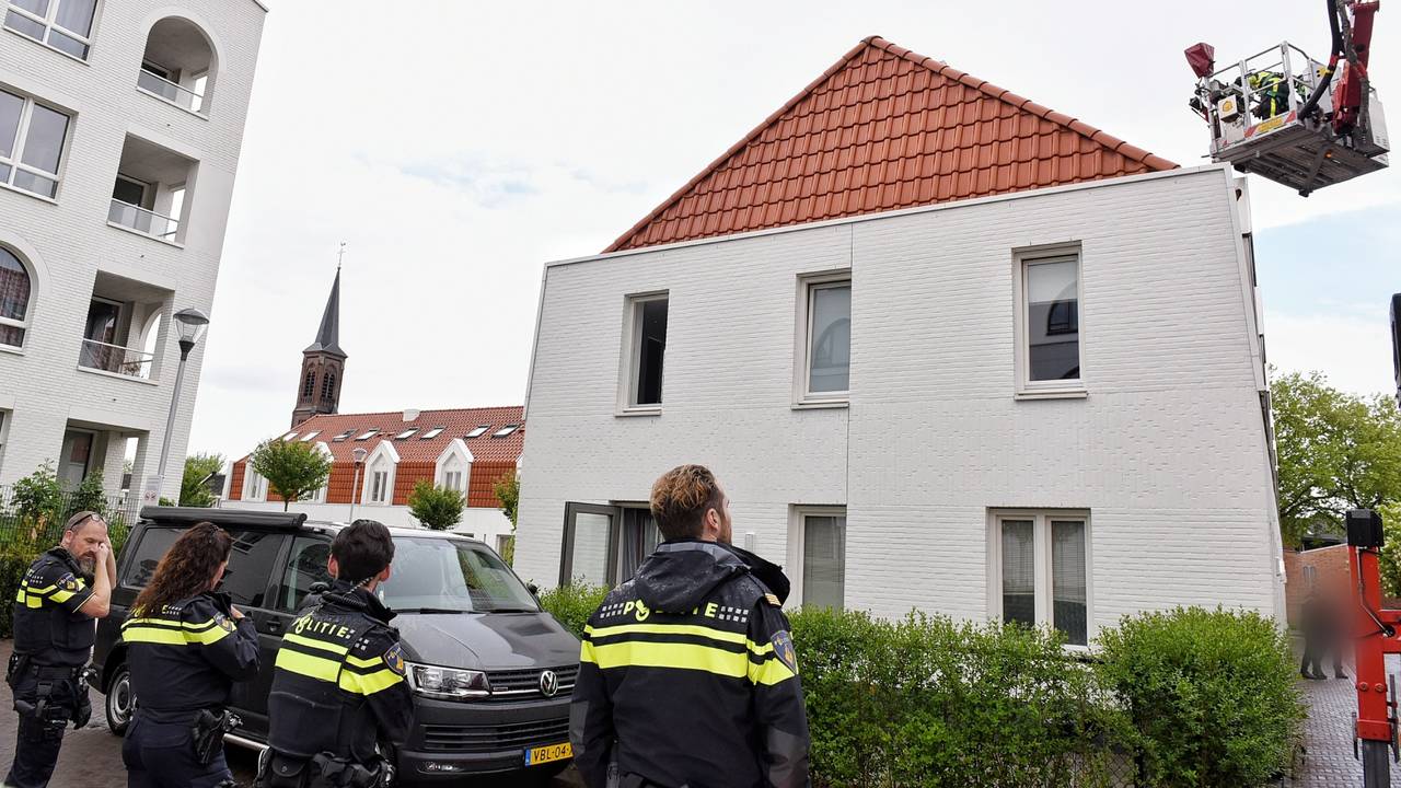 De politie viel het huis in Tilburg zaterdagochtend binnen (foto: Toby de Kort).