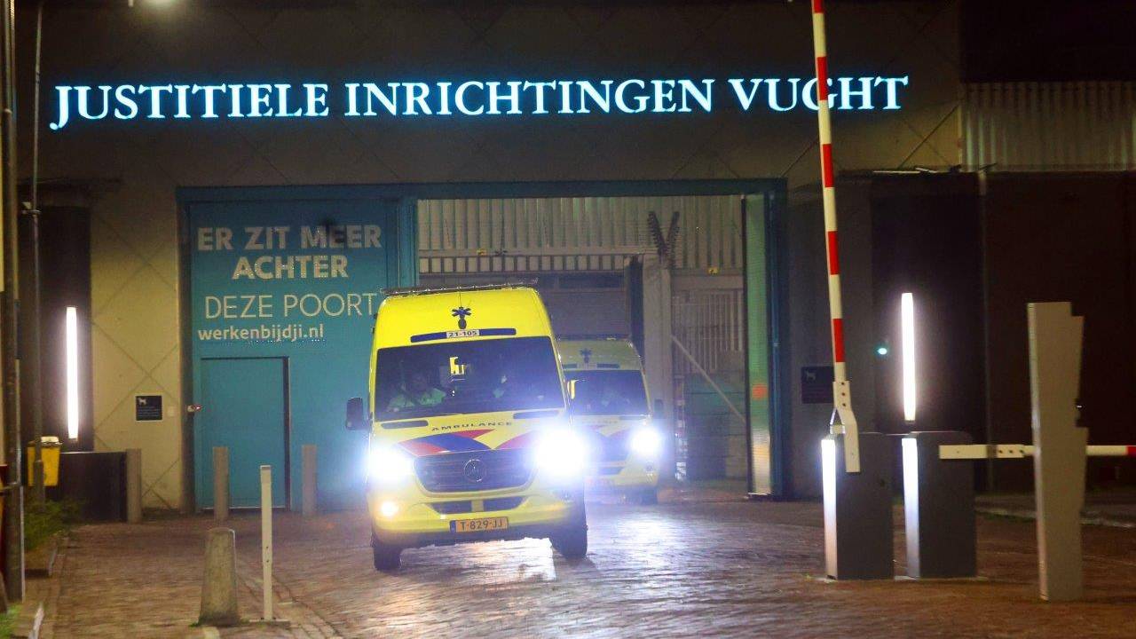 De gevangene is in een ambulance naar een ziekenhuis gebracht (foto: Bart Meesters).