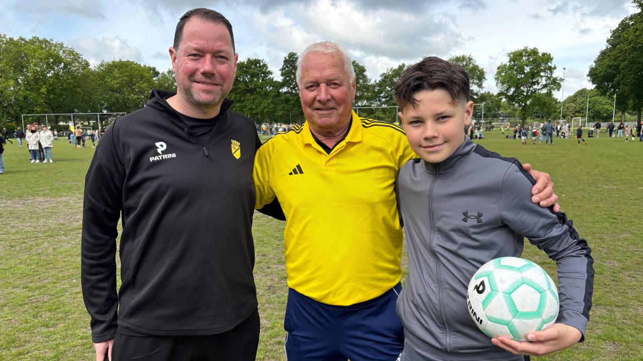 Drie generaties fluiten wedstrijden op schoolvoetbaltoernooi: ‘Heel trots’