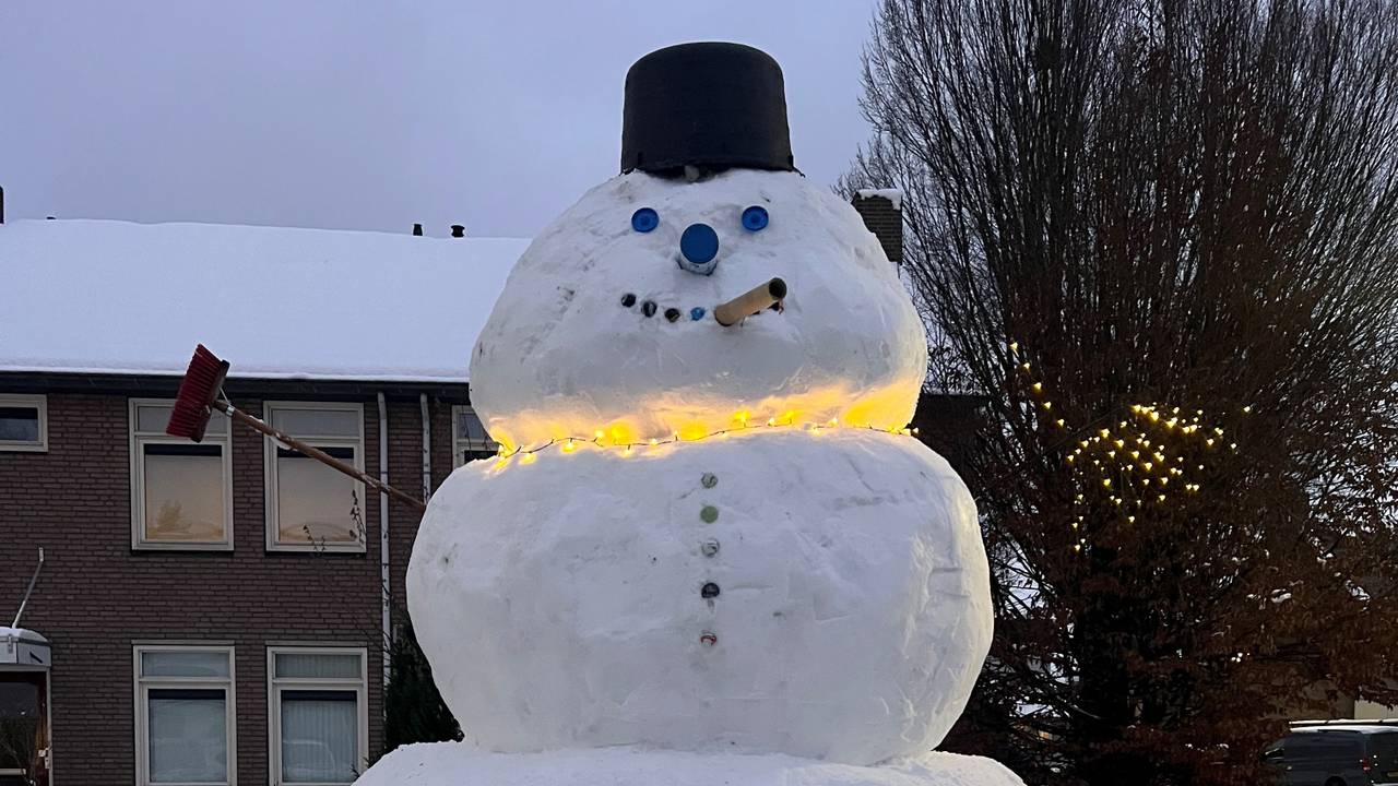 De sneeuwpop is vier meter hoog en neemt een parkeerplaats in beslag (foto: Kelly Jansen).