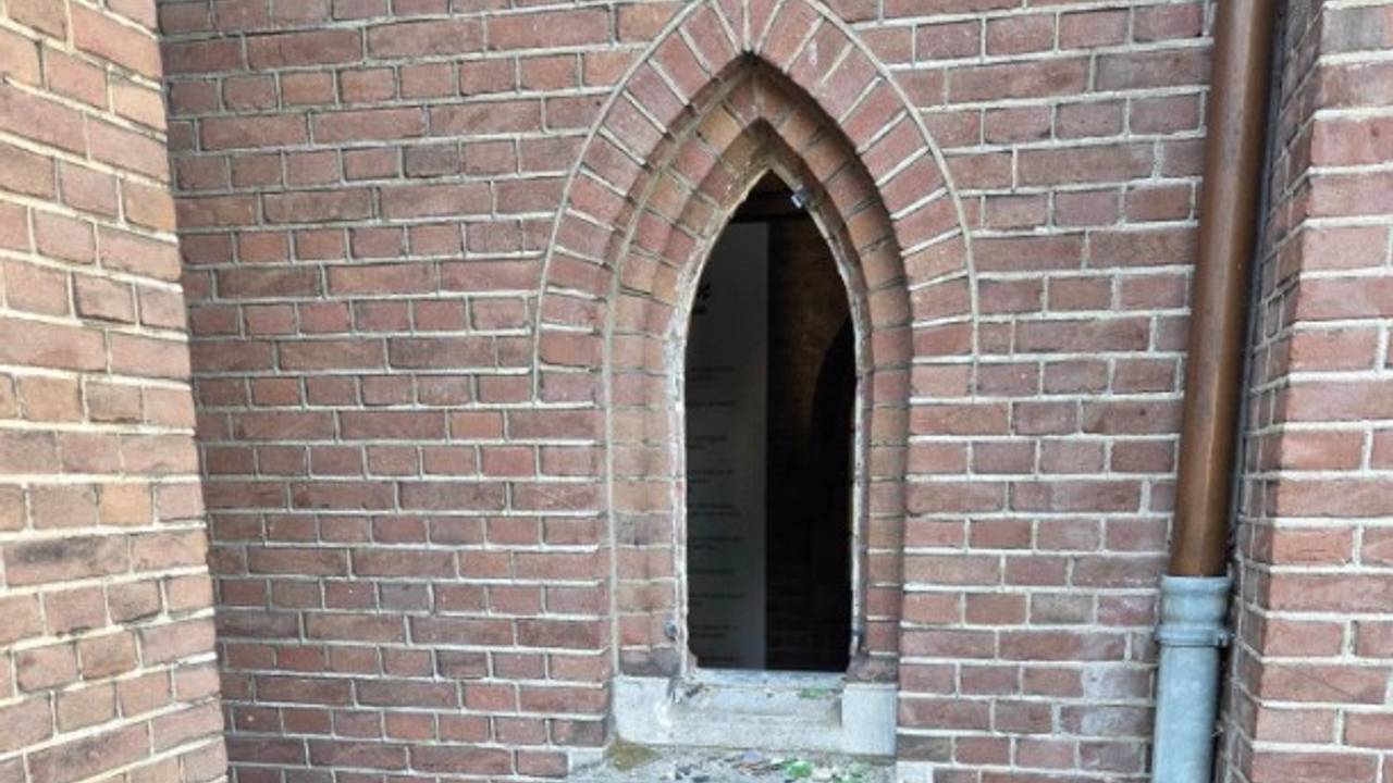 Mannen stichten brand en vernielen spullen in kapel van kerk Mierlo-Hout