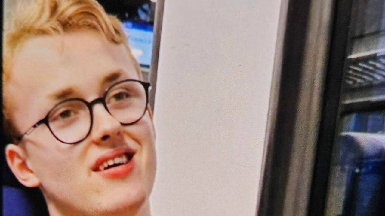 De vermiste Mick van 19 jaar vertrok vermoedelijk zonder schoenen en jas van huis (Foto: Politie Oost-Brabant).