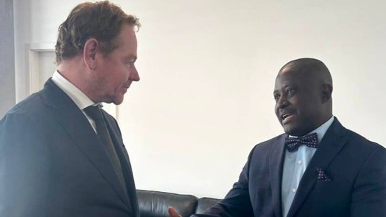 Justitieminister Van Weel in gesprek met zijn collega uit Seirra Leone (foto: X).