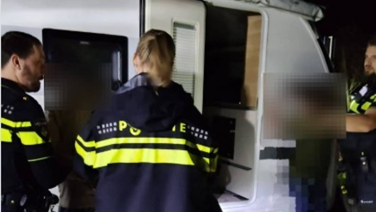 Verboden kampeerplek leidt politie naar gestolen Duitse caravan