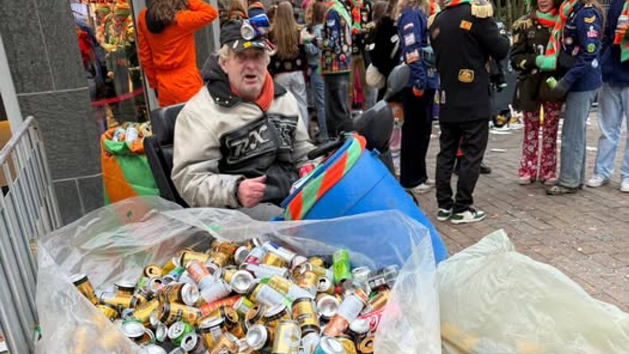 Blikkenkoning Teun van Maurik in betere tijden met zijn scootmobiel en zakken vol met lege blikjes (foto: Teun van Maurik).
