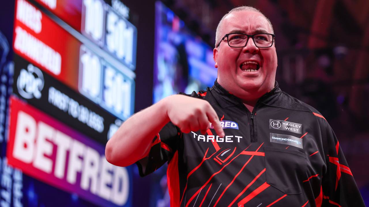 Stephen Bunting won het duel na een sudden death-leg (foto: Taylor Lanning/PDC).