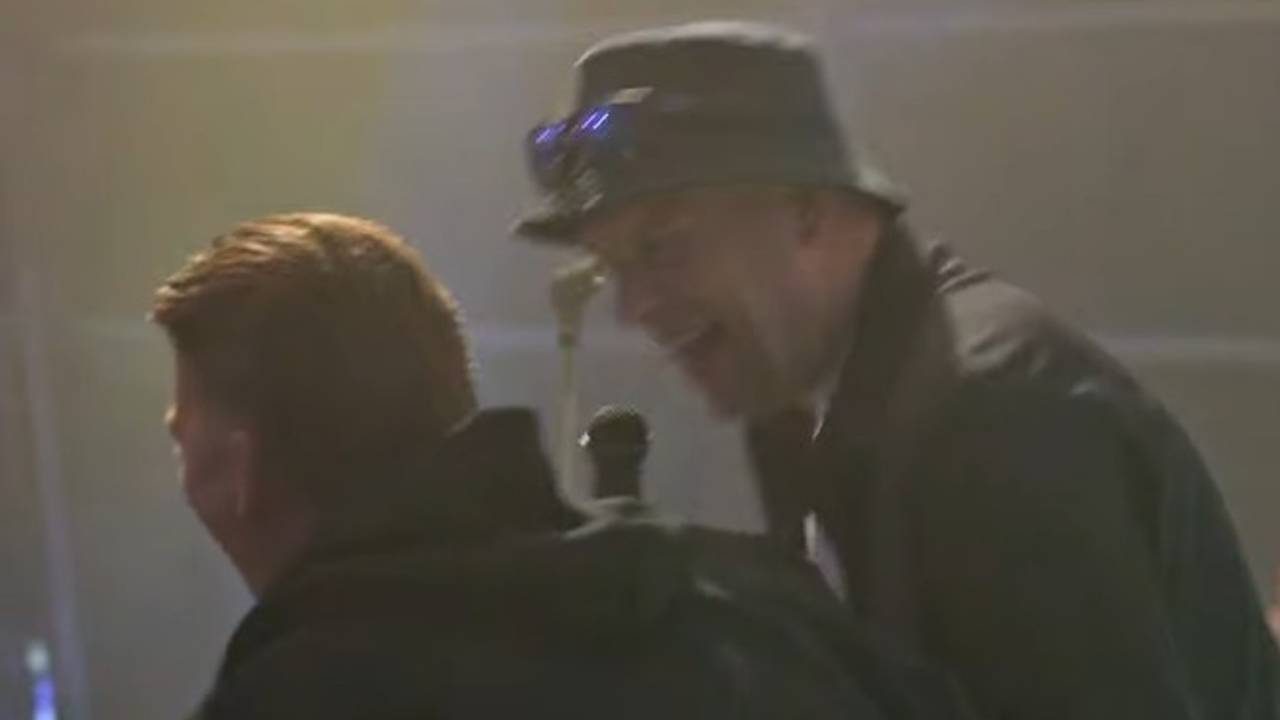 Mart Hoogkamer heeft lol met Michael van Gerwen op het podium (foto: Instagram Mart Hoogkamer).