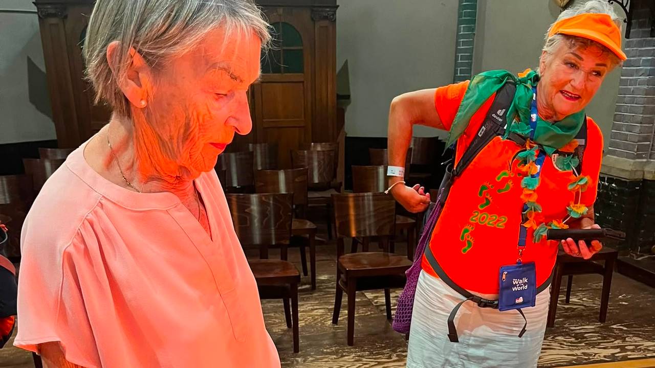 José brandt in de kerk van Overasselt een kaarsje voor alle Vierdaagse-lopers.