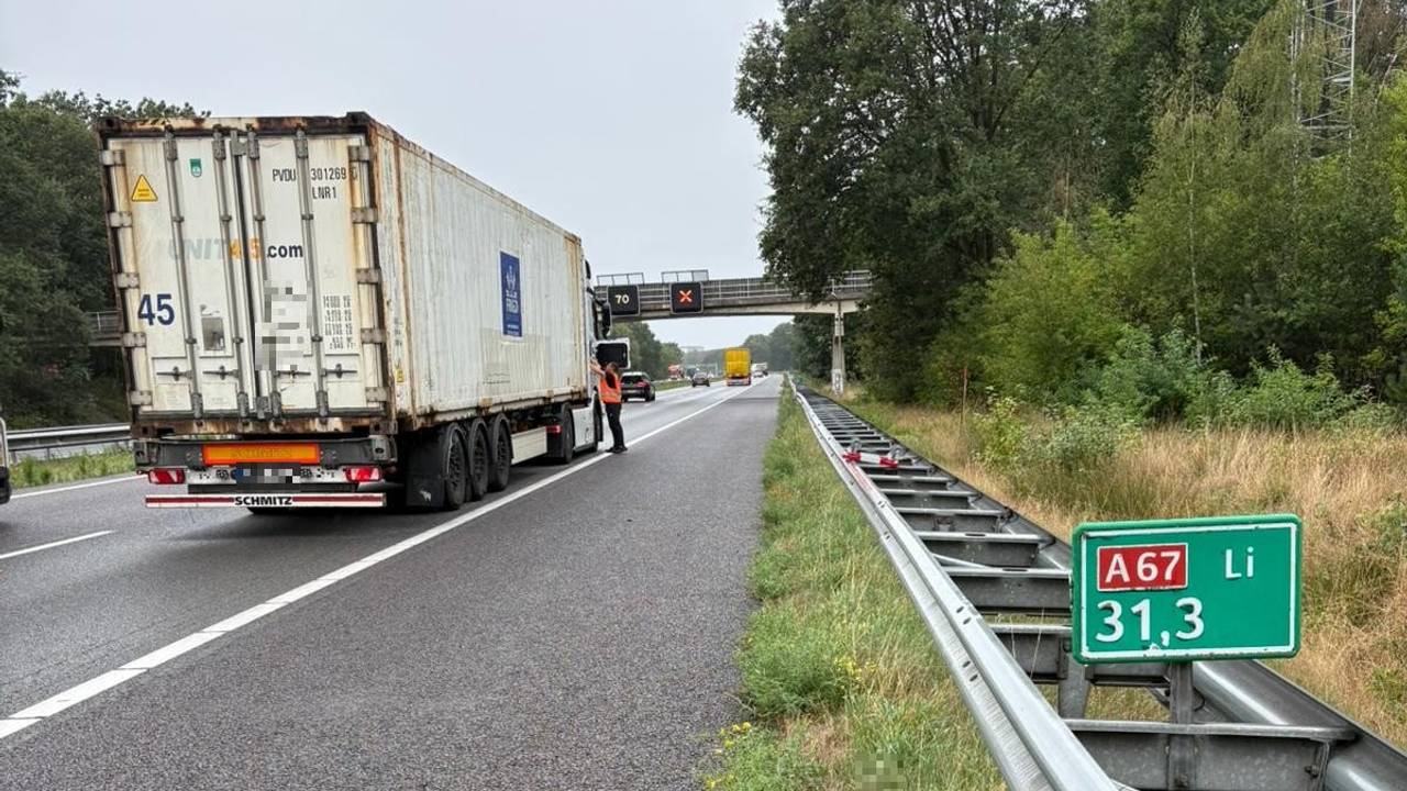 Deze vrachtwagen heeft pech (foto: Rijkswaterstaat).