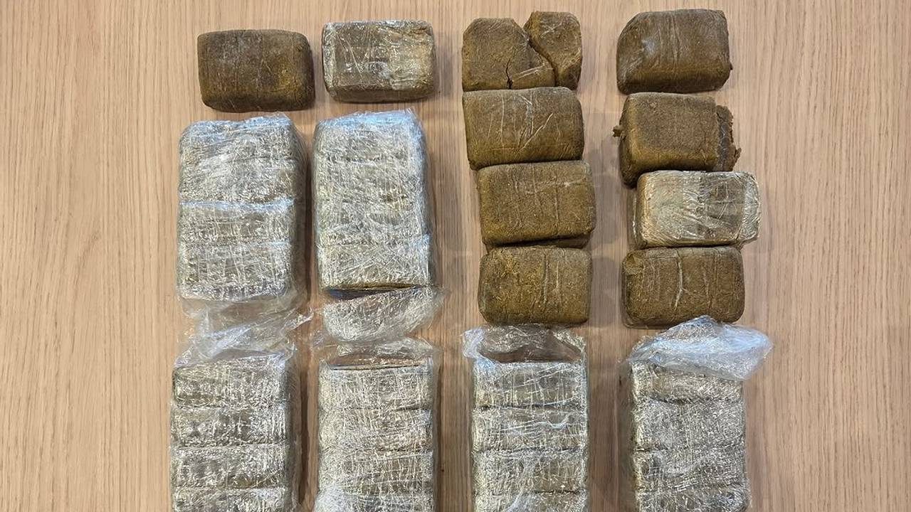 De politie vond meer dan 5 kilo hasj (foto: Instagram Politie Helmond).