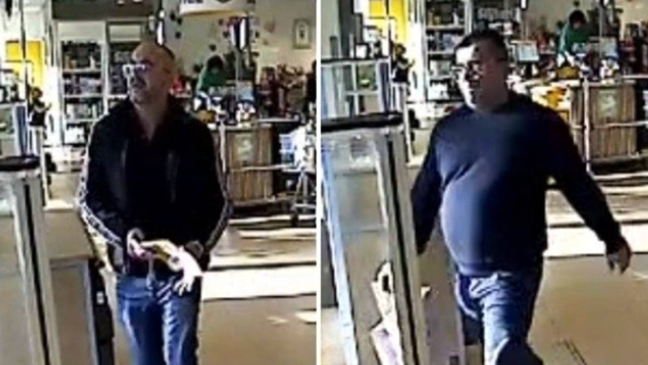 De dieven die de 86-jarige man in Nuenen hebben beroofd (foto: politie).